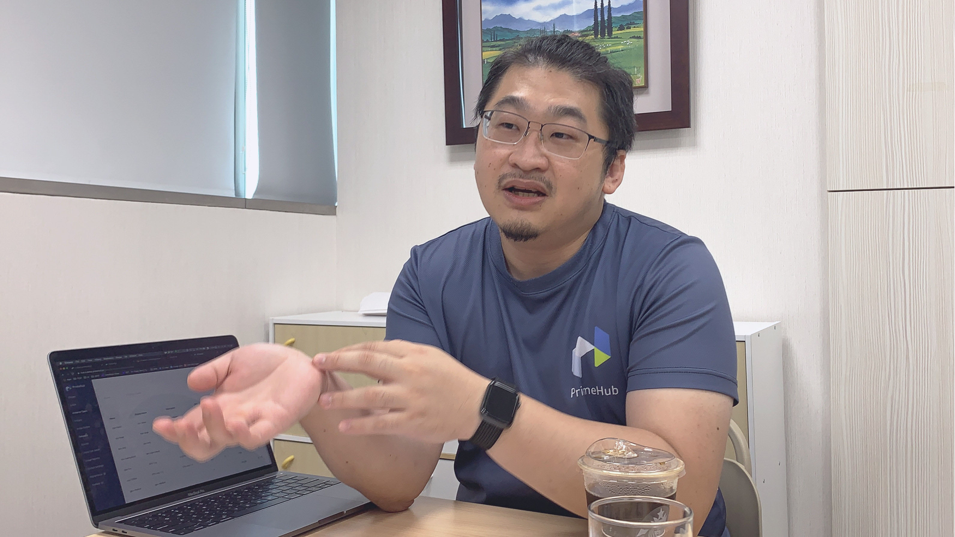 InfuseAI 共同創辦人兼營運長薛良斌展示 PrimeHub 產品介面 InfuseAI 共同創辦人兼營運長薛良斌展示 PrimeHub 產品介面